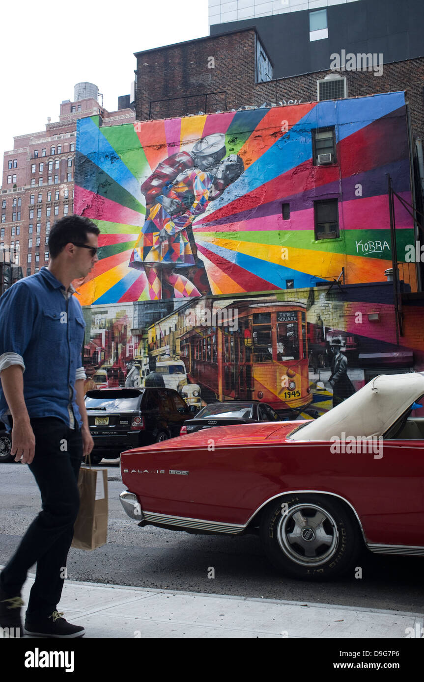 Alfred Eisenstaedt iconic VJ Day in Times Square kiss graffiti by artist Eduardo Kobra, Chelsea near The High Line, New York Stock Photo