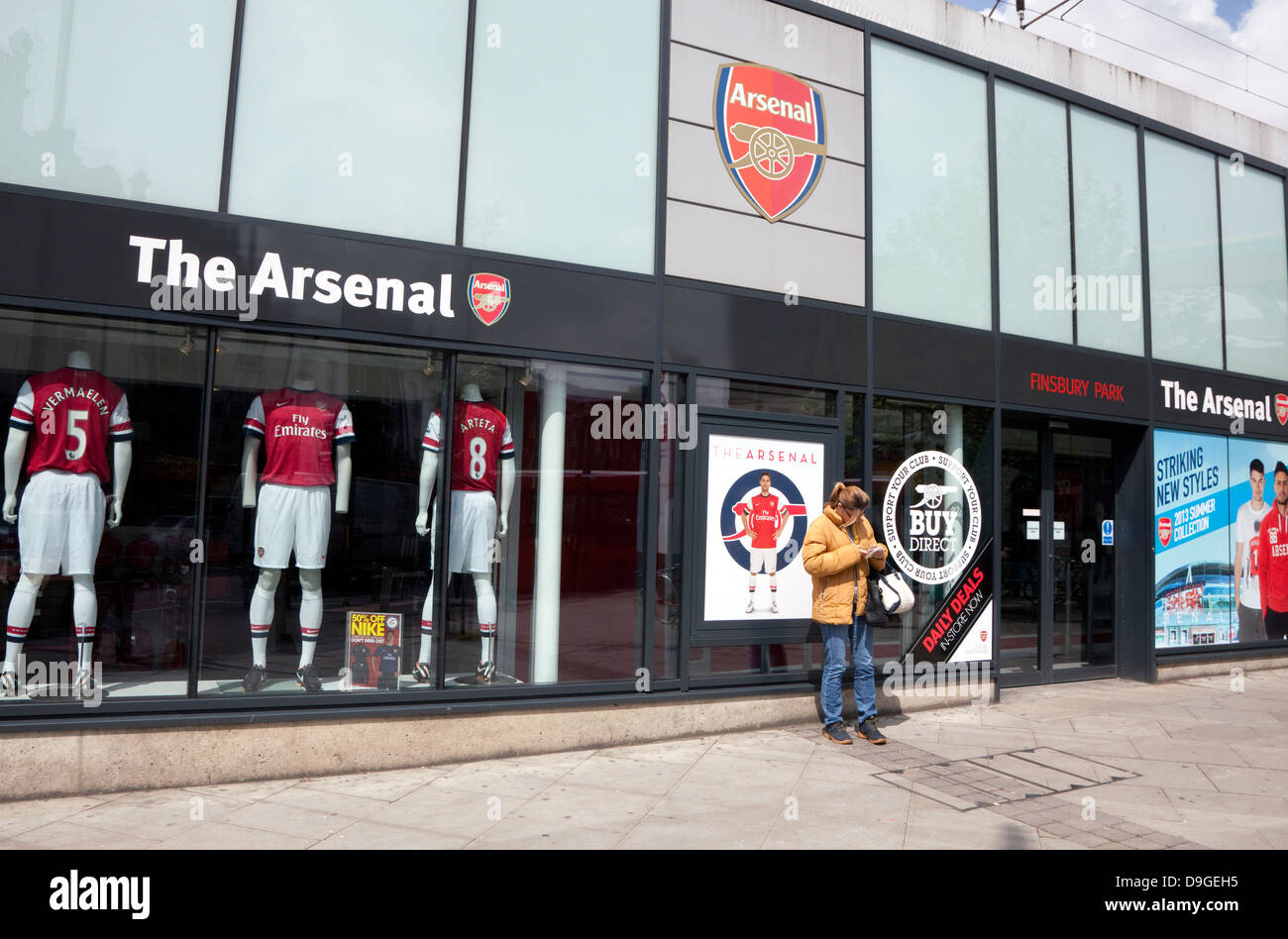 Mammoth Ydmyg Insister Arsenal FC official merchandise shop, Finsbury Park, London Stock Photo -  Alamy