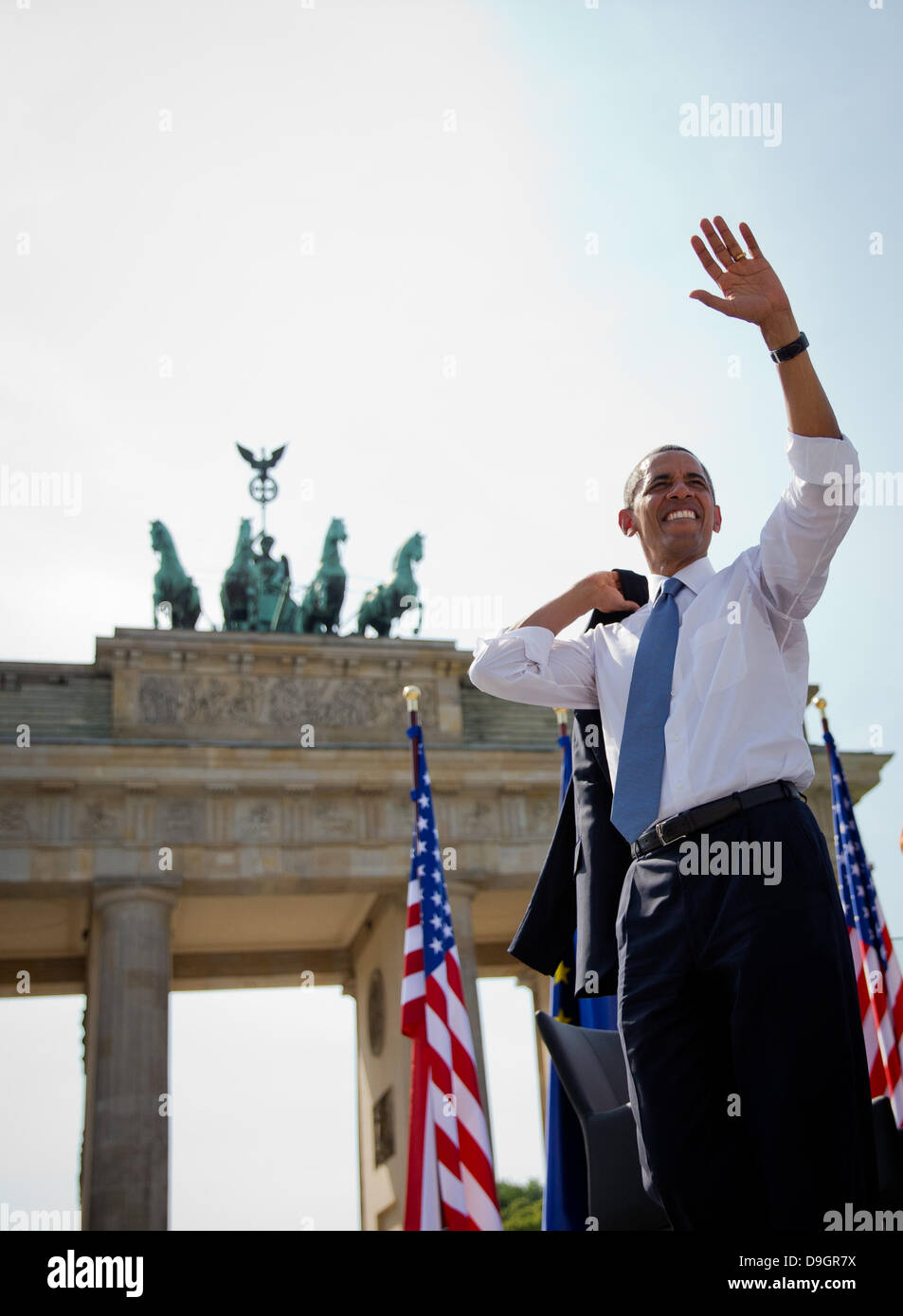 Berlin, Germany. 19th June, 2013. QUALITY REPEAT - US President Barack Obama waves after he deliverd a speech to invited guests in front of Brandenburg Gate at Pariser Platz in Berlin, Germany, 19 June 2013. Photo: Michael Kappeler/dpa /dpa/Alamy Live News Stock Photo