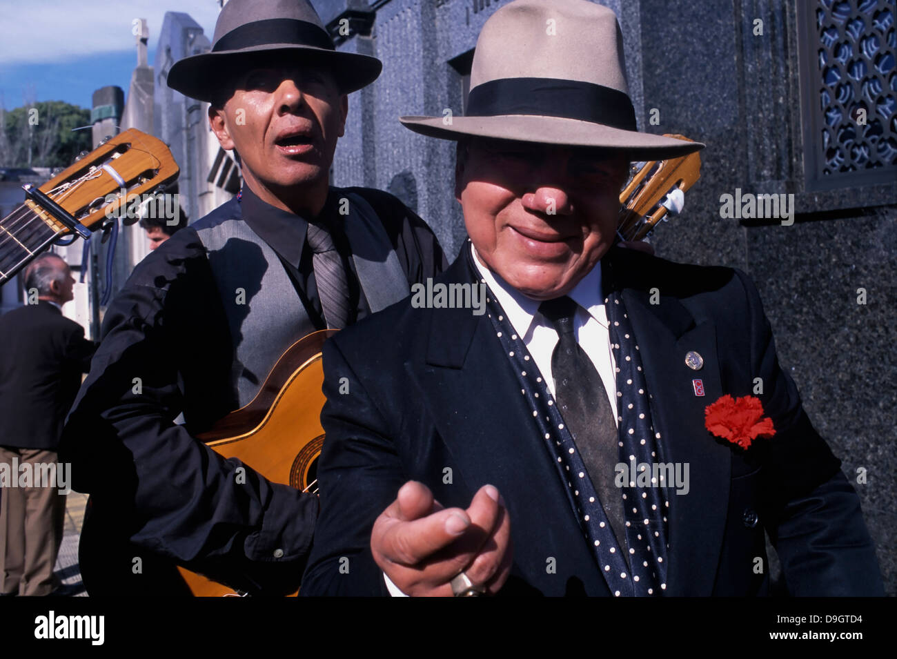 Tango singing hi-res stock photography and images - Alamy