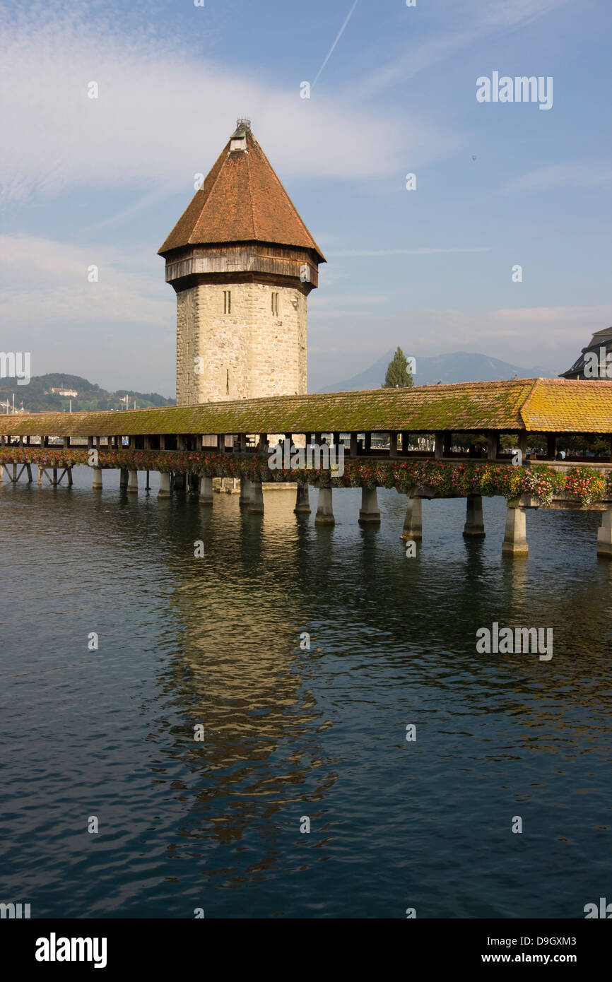 Luzern: Kapellbrücke mit Wasserturm, Ansicht von Westen Stock Photo