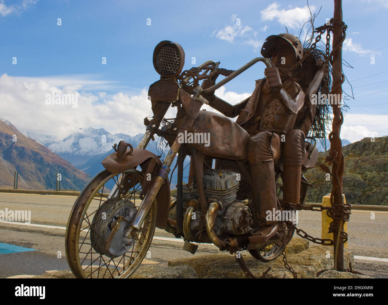 biker pair (metal sculpture on the summit of Grimsel pass road); Biker-Paar (Metallskulptur auf der Grimsel-Passhöhe) Stock Photo