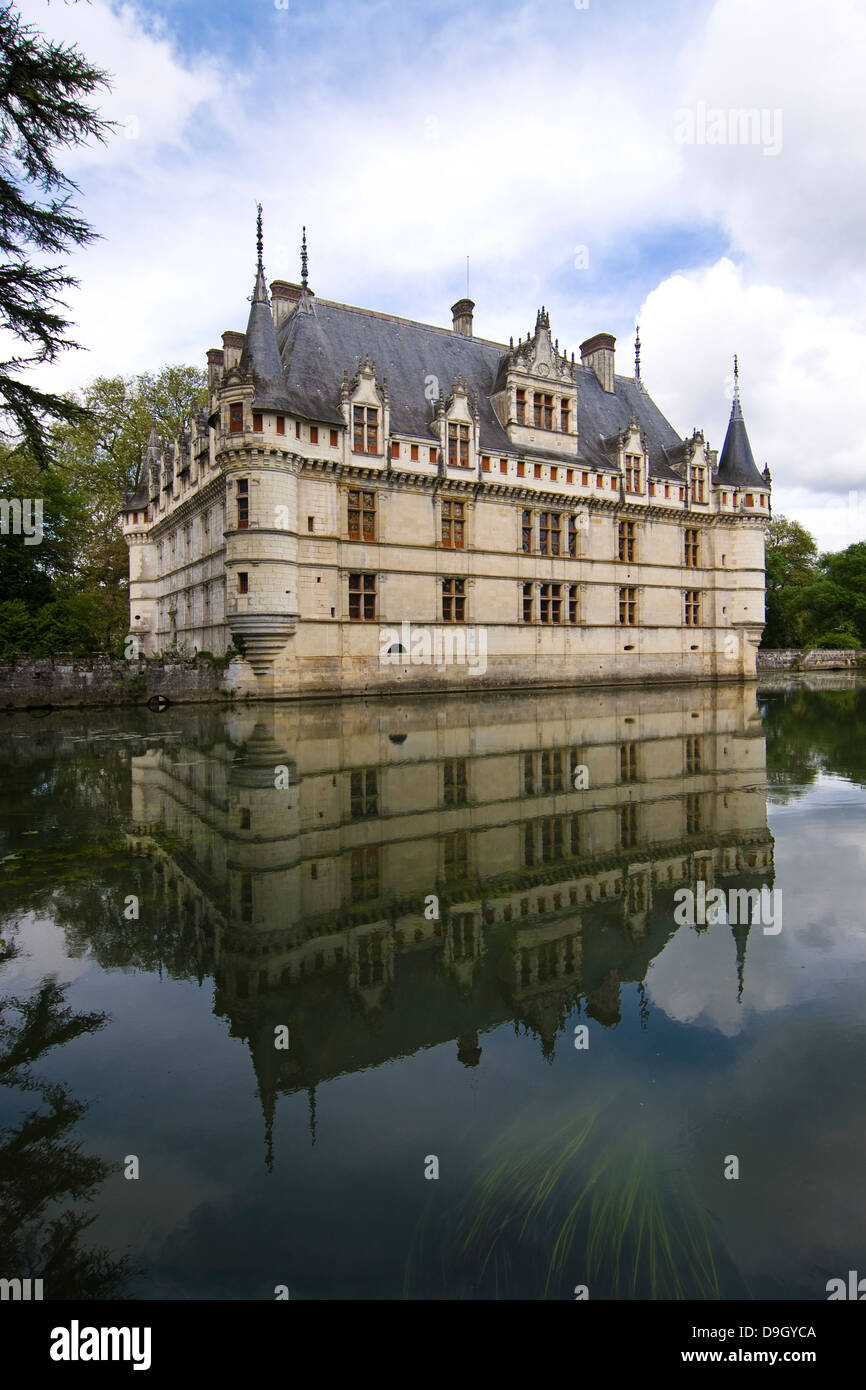 Schloss Azay-le-Rideau spiegelt sich im stillen Altwasser des Indre;  Chateau Azay-le-Rideau and its reflection Stock Photo