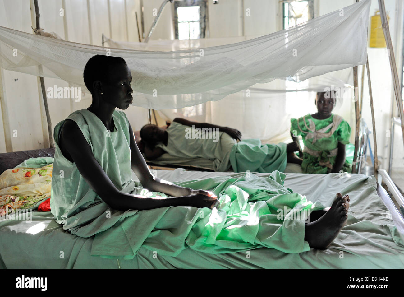 SOUTH SUDAN, Bahr al Ghazal region, Lakes State, hospital Mary Immaculate DOR of Comboni Missionaries in Dinka village Mapuordit, treatment of Malaria and other tropical diseases, women on bed with mosquito net for prevention Stock Photo