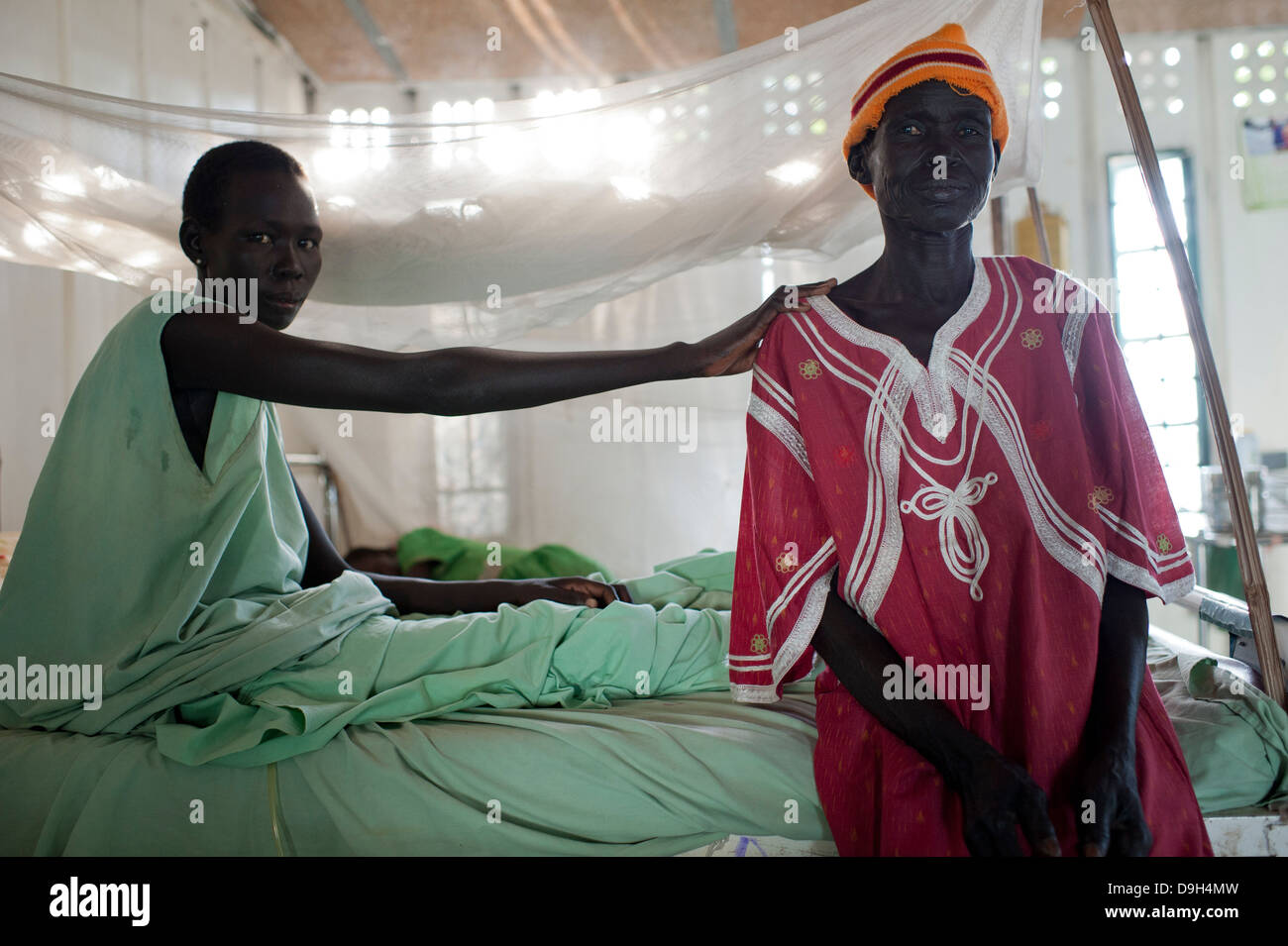 SOUTH SUDAN, Bahr al Ghazal region, Lakes State, hospital Mary Immaculate DOR of Comboni Missionaries in Dinka village Mapuordit, treatment of Malaria and other tropical diseases, women on bed with mosquito net for prevention Stock Photo