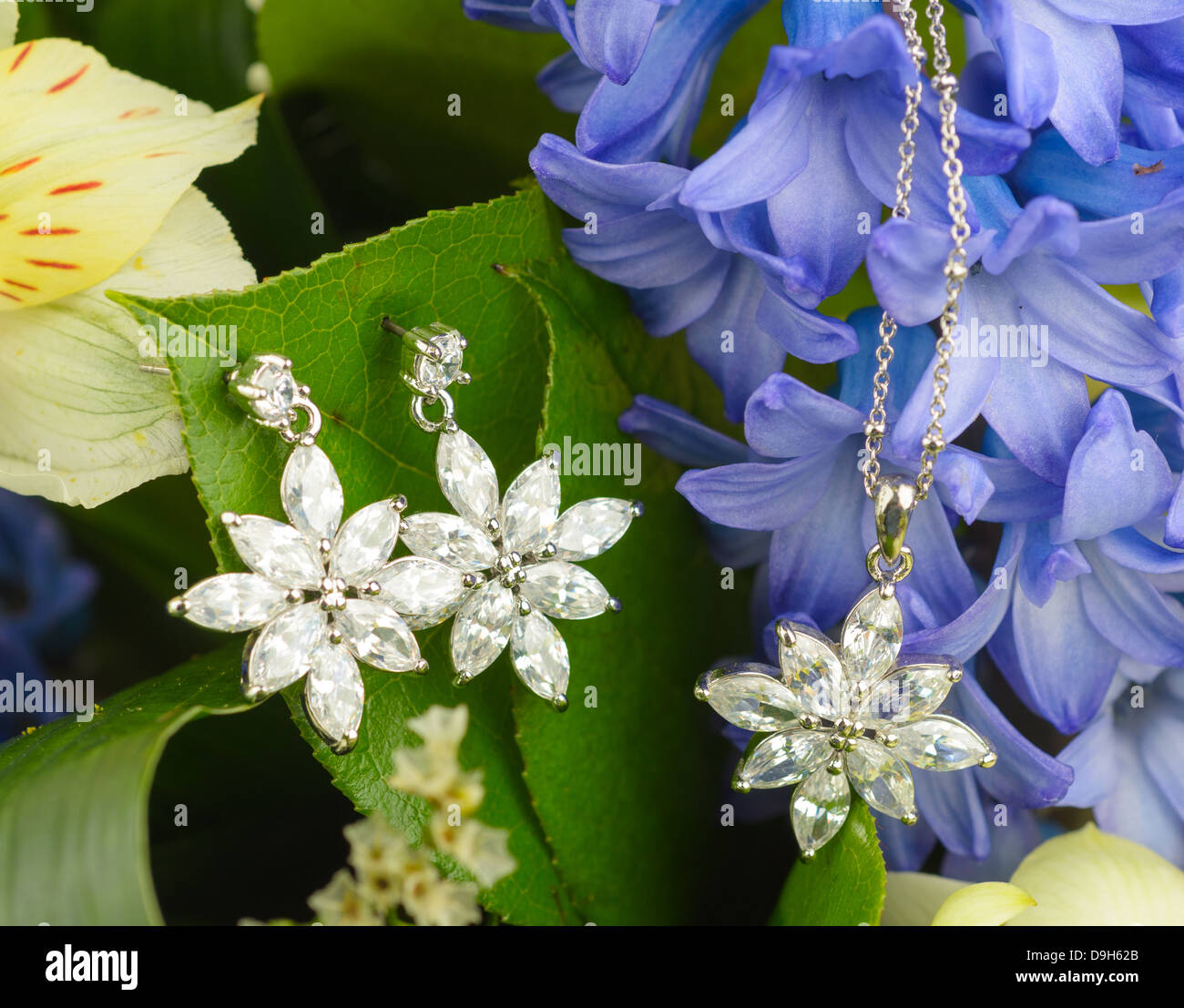 Bijou Cocktail Collier Et Boucles D'oreilles Fleuris - Couleurs Blanc, Beige Clair, Or, Neuf Avec étiquettes