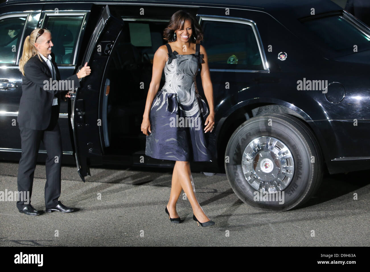 first lady michelle exits the presidential limousine to board the air force leave form