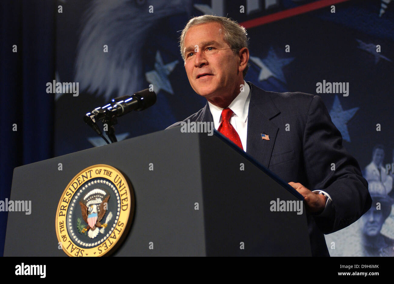 US President George W. Bush visits Oak Ridge lab July 12, 2004 in Oak Ridge, TN. The visit was highlighted with gas centrifuge components and uranium processing equipment sent from Libya to Oak Ridge as part of nuclear non-proliferation efforts. Stock Photo