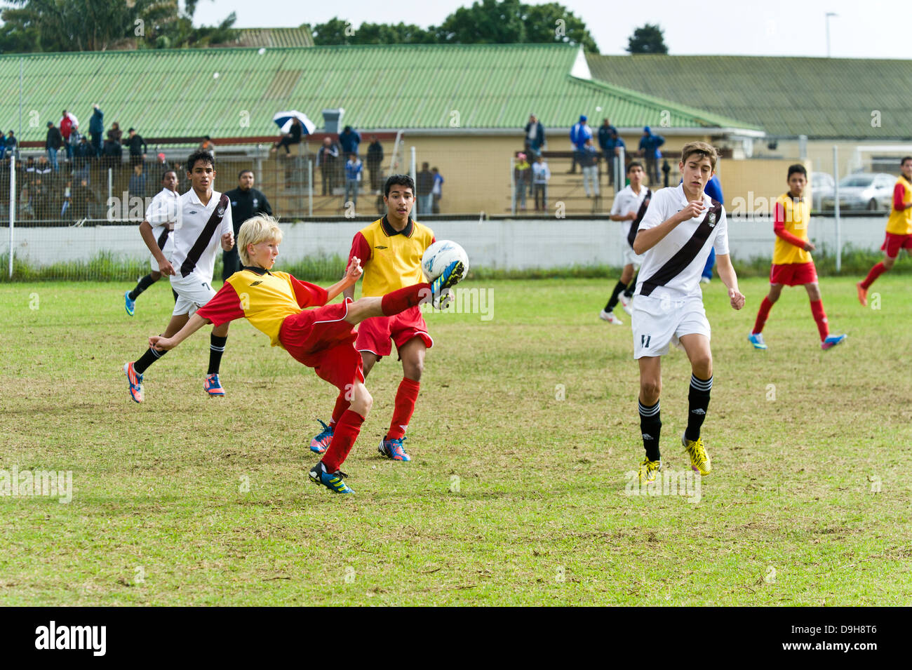 Junior soccer teams playing hires stock photography and images Alamy