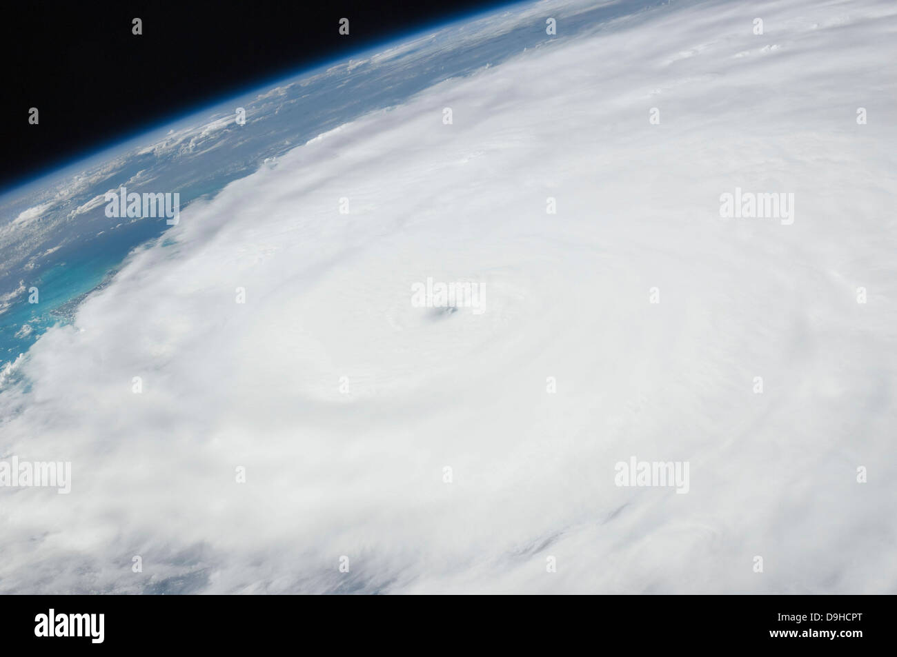 Photo: Inside the Eye of Hurricane Earl - SpaceRef