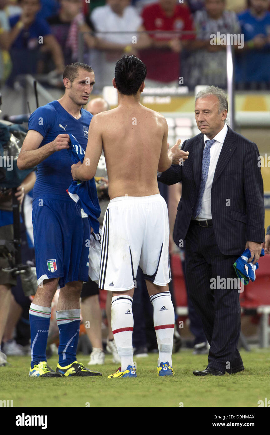 (R-L)   Alberto Zaccheroni, Maya Yoshida (JPN), Giorgio Chiellini (ITA), JUNE 19, 2013 - Football / Soccer : Japan head coach Alberto Zaccheroni shakes hands with Giorgio Chiellini of Italy after the FIFA Confederations Cup Brazil 2013 Group A match between Italy 4-3 Japan at Arena Pernambuco in Recife, Brazil. (Photo by Maurizio Borsari/AFLO) Stock Photo