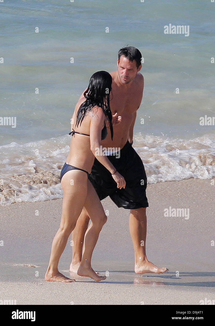 Heer Mevrouw passage Courteney Cox, in her bikini, and her 'Cougar Town' co-star Josh Hopkins  spending the day on the beach St. Barths - 31.03.11 Stock Photo - Alamy