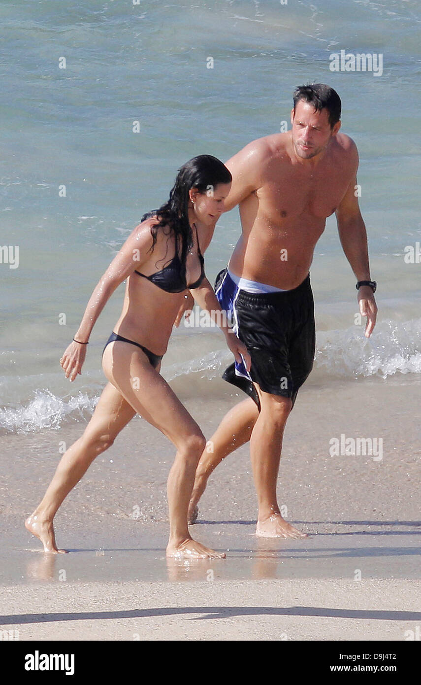 Courteney Cox, in her bikini, with her 'Cougar Town' co-star Josh Hopkins,  spending the day on the beach St. Barths - 31.03.11 Stock Photo - Alamy