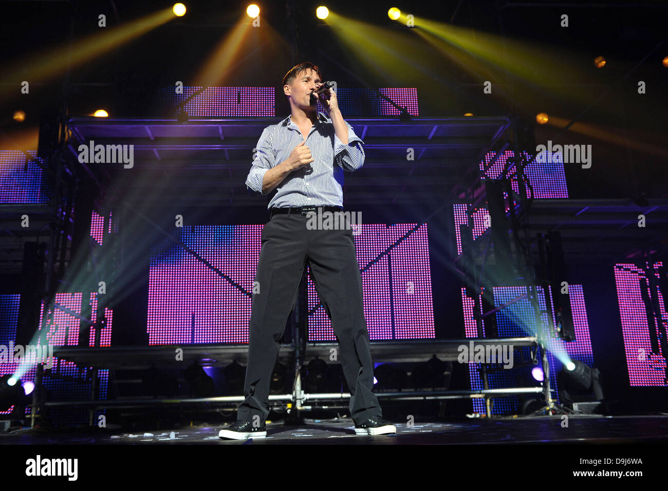 Worlds Apart Performing At The Round Years 90 Concert At Le Zenith Stock Photo Alamy