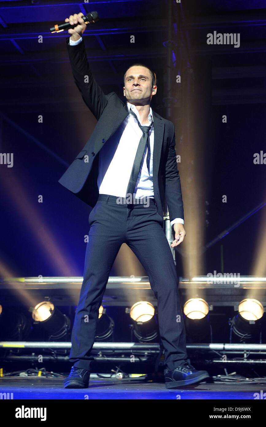 Allan Theo performing at The Round Years 90 Concert at Le Zenith Paris ...
