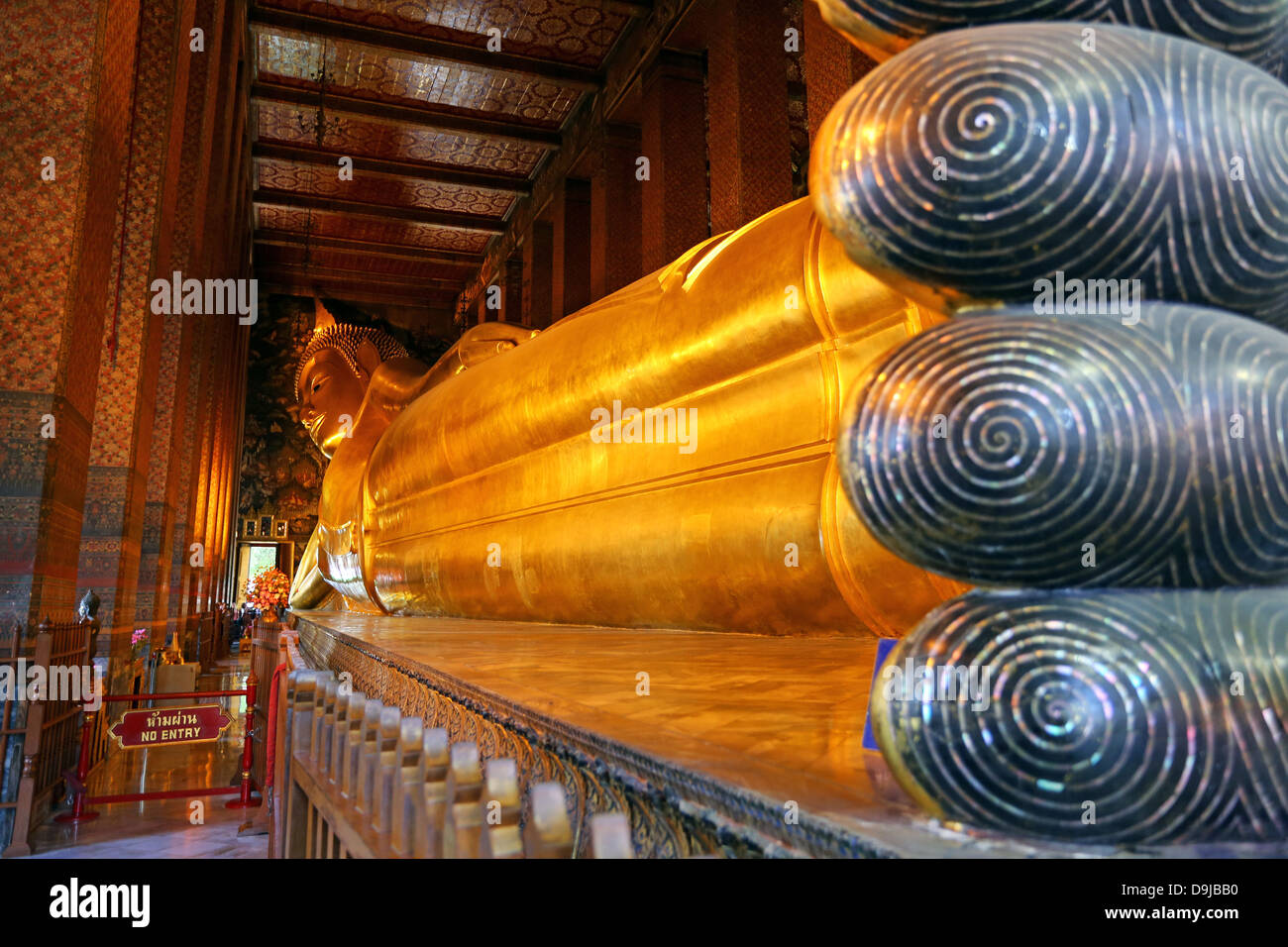 Giant reclining gold Buddha statue at Wat Pho temple, Bangkok, Thailand ...