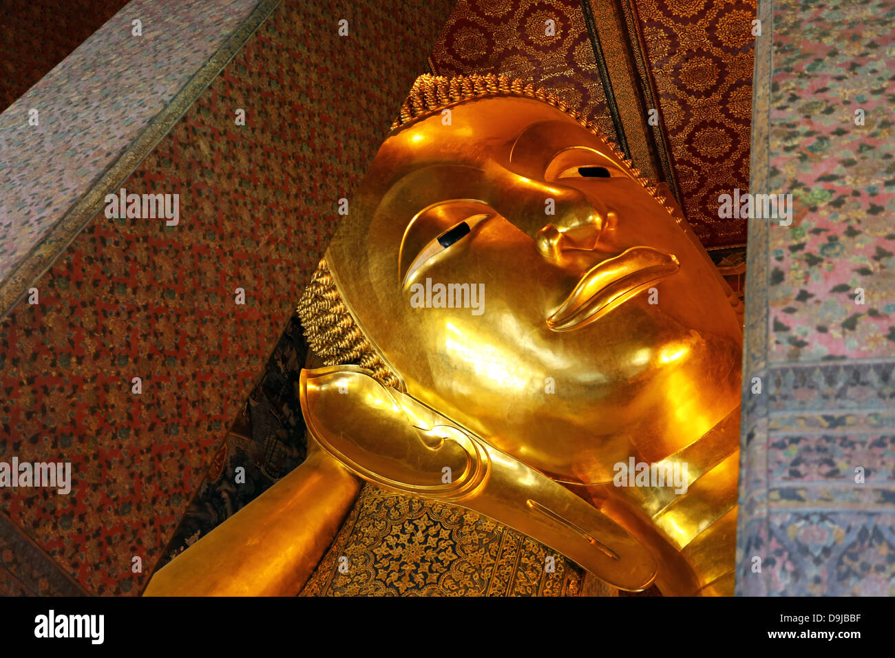 Giant reclining gold Buddha statue at Wat Pho temple, Bangkok, Thailand ...