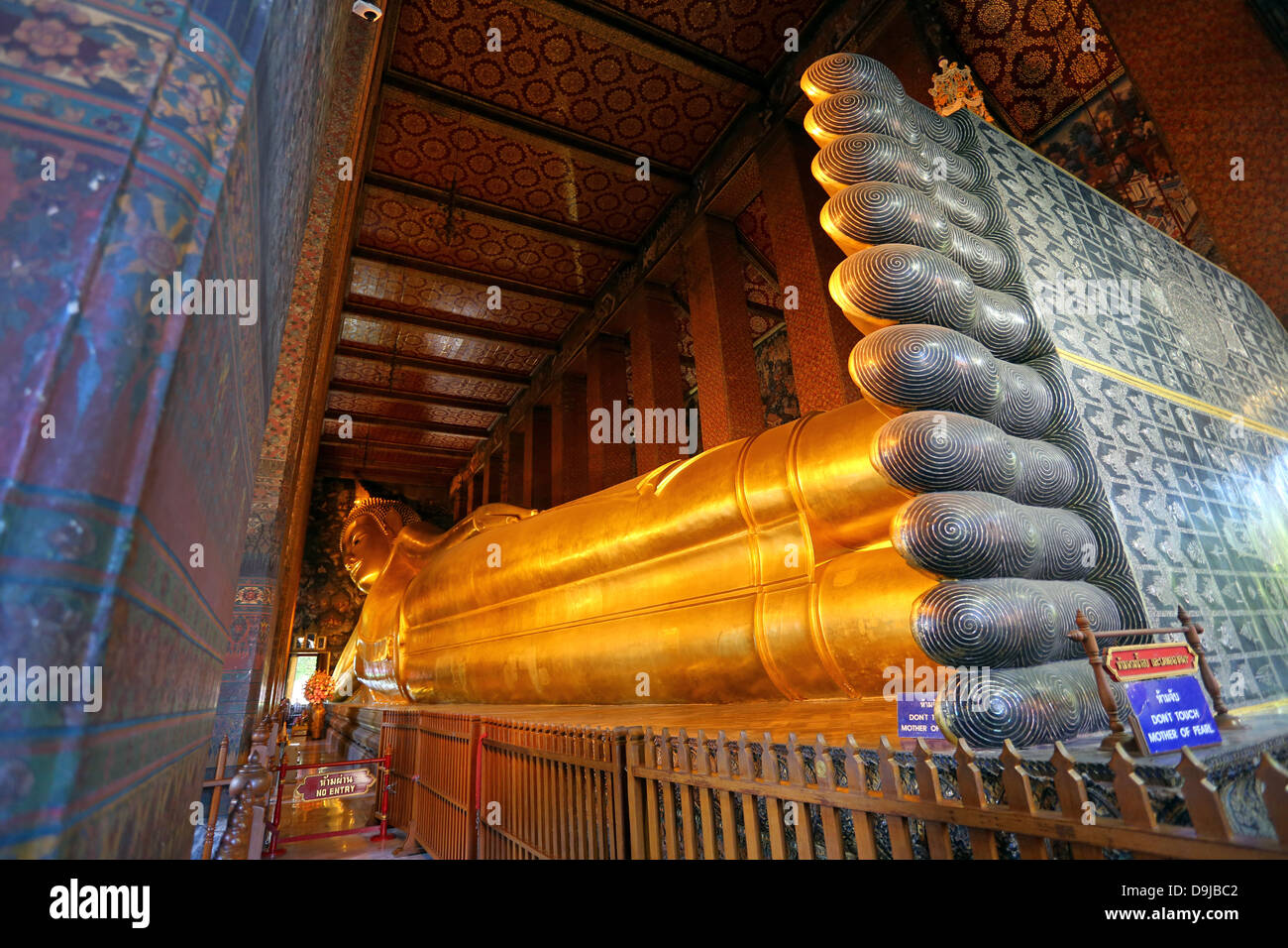 Giant reclining gold Buddha statue at Wat Pho temple, Bangkok, Thailand ...
