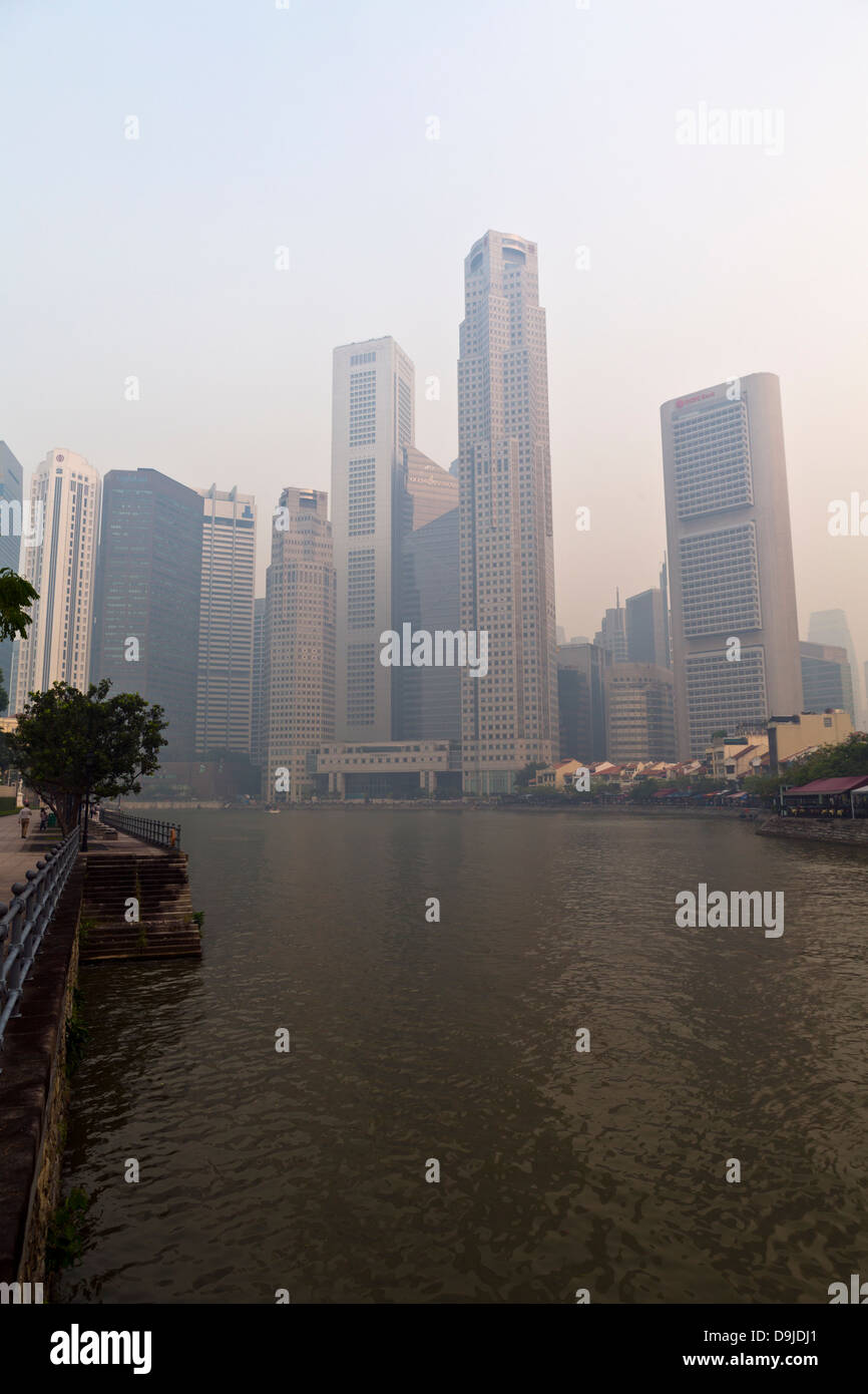 Singapore, Singapore River at Boat Quay, under a blanket of thick haze from annual dry season burning in Indonesia. Stock Photo