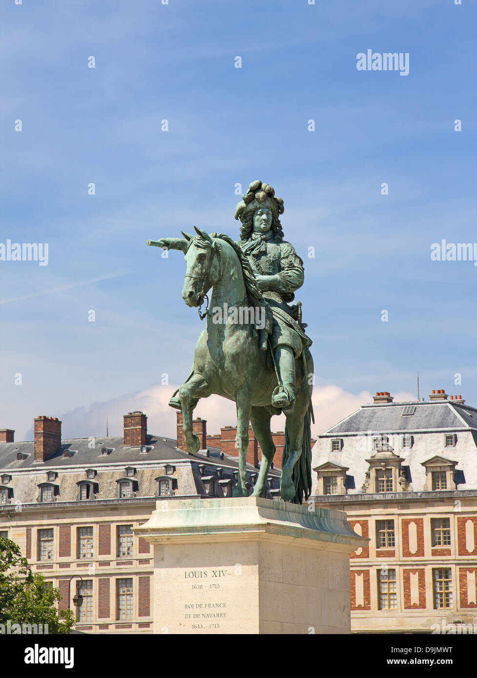 King statue near entrance to the Versailles palace Stock Photo Alamy
