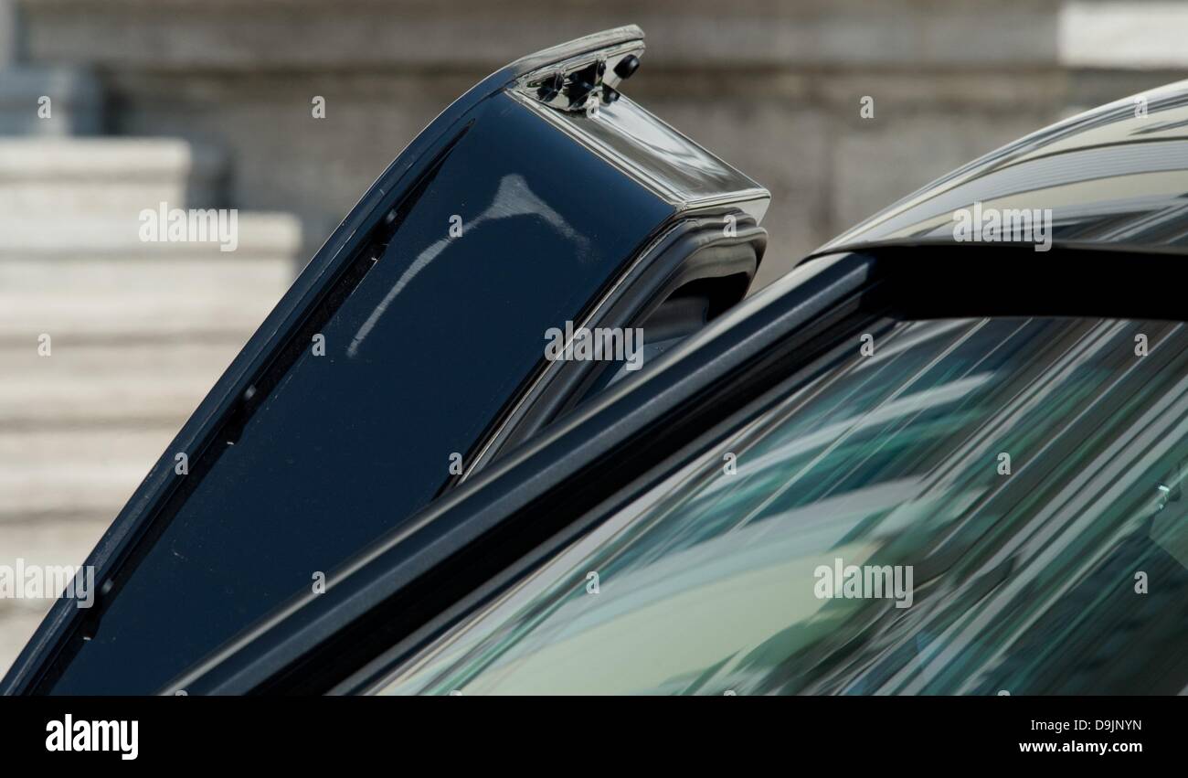 Berlin, Germany. 19th June, 2013. US President Barack Obama motorcade waits in front of Bellevue Palace in Berlin, Germany, 19 June 2013. Photo: Julian Stratenschulte/dpa/Alamy Live News/dpa/Alamy Live News Stock Photo