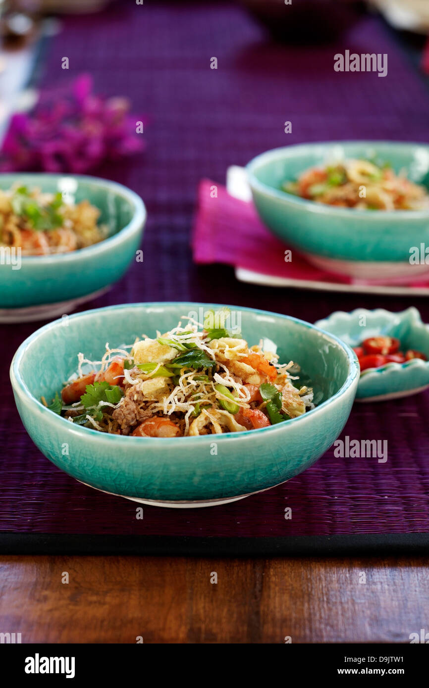 Crispy noodle prawn salad with spring onions, coriander and chilli Stock Photo