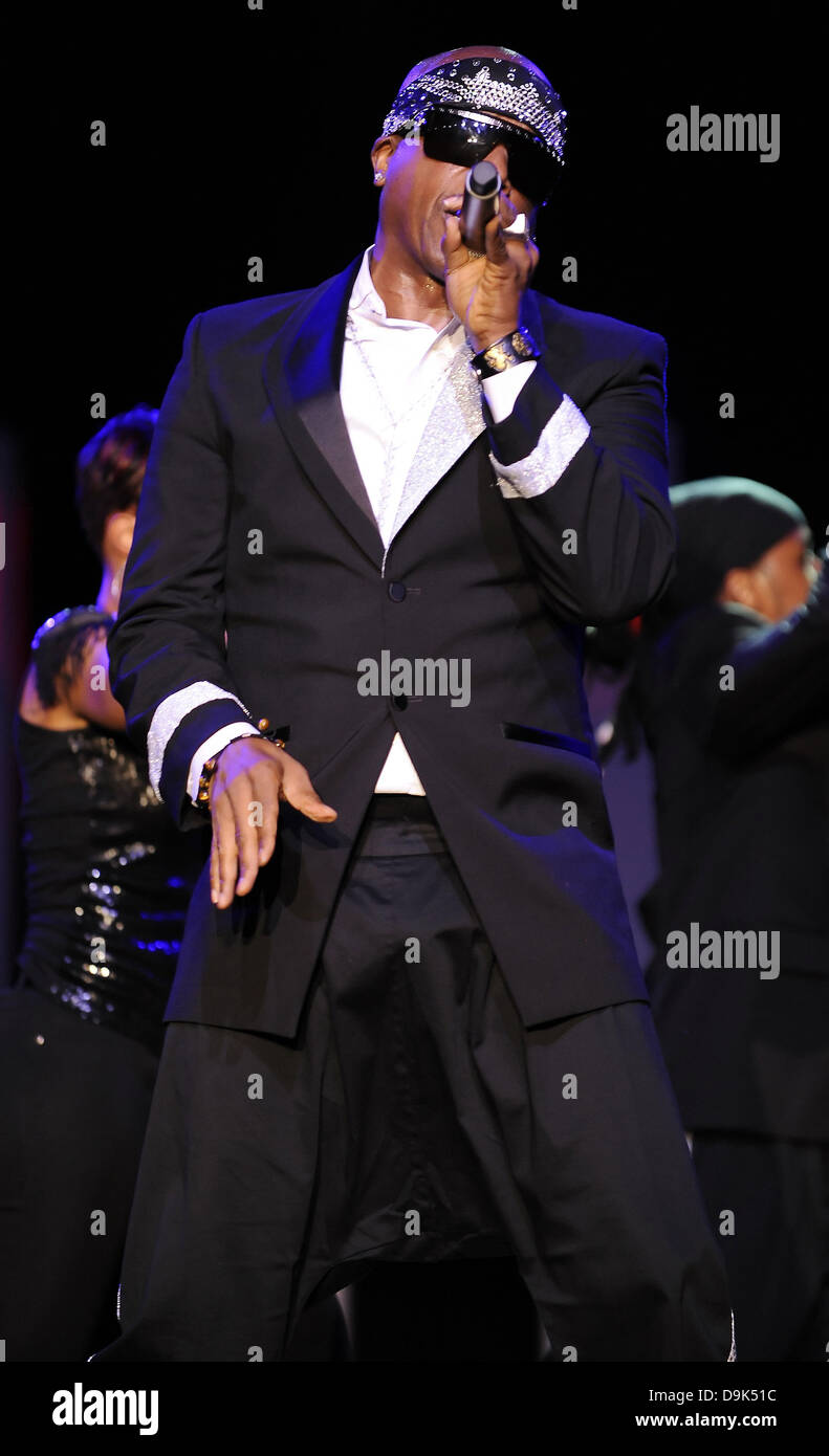 Mc hammer dance hires stock photography and images Alamy