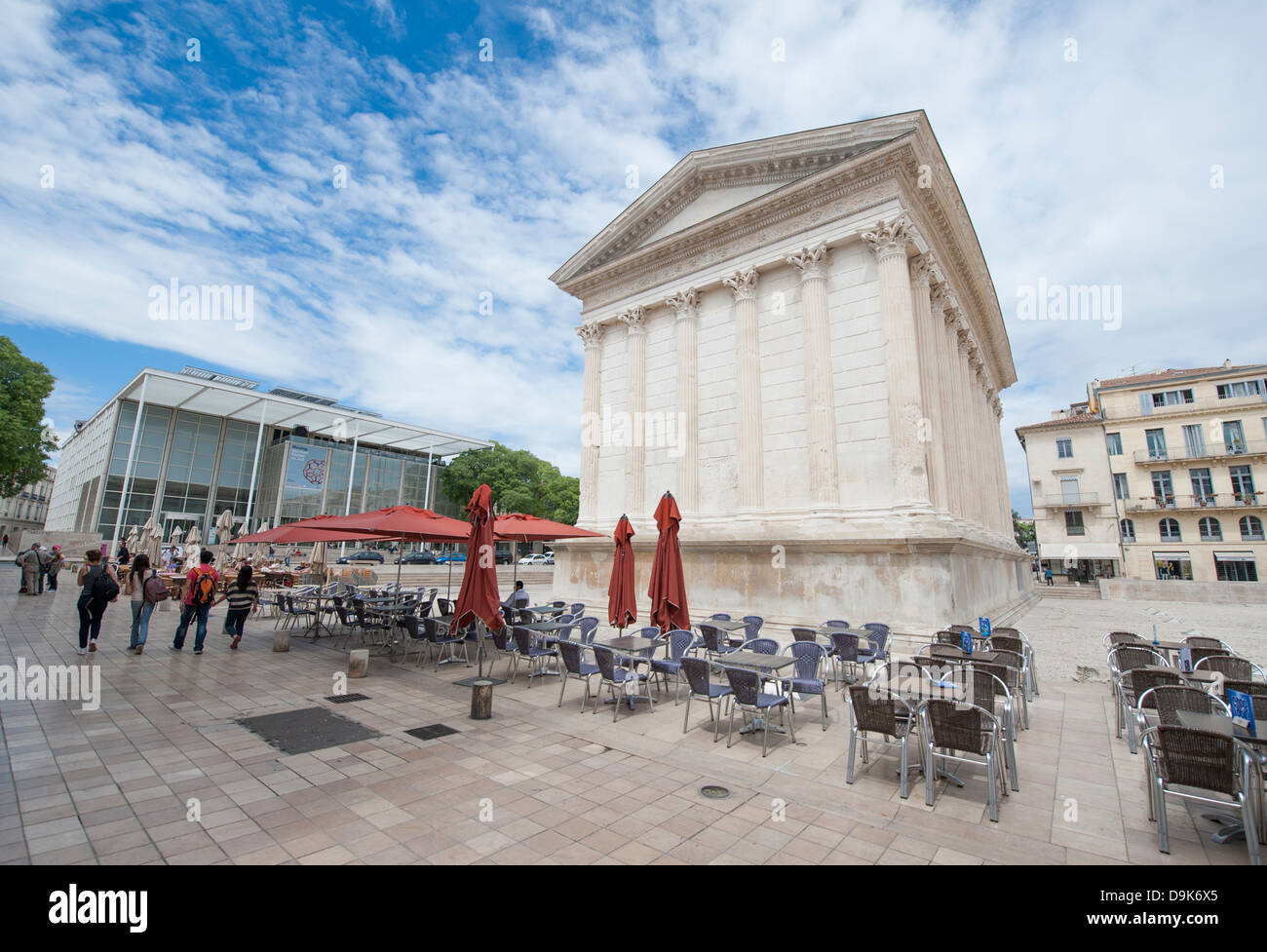 Maison Carrée, ancient roman temple, and modern Carrée d'Art by Norman Foster at Nîmes, Languedoc, France Stock Photo