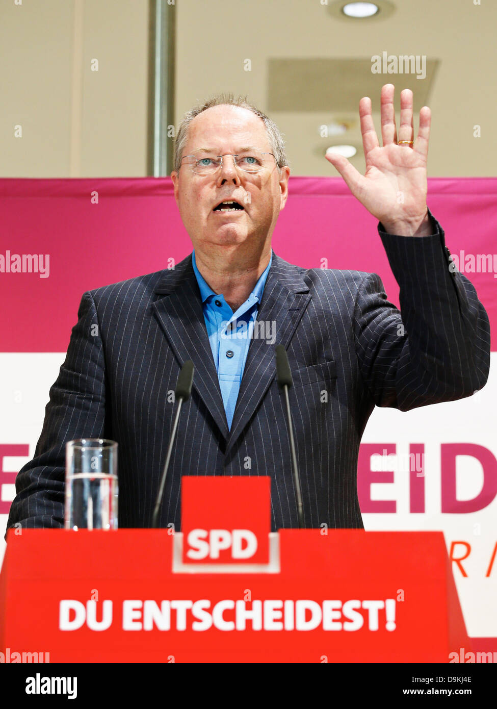Germany, Berlin. 21th Juni, 2013. Peer Steinbrück, SPD chancellor candidate for the elections of 2013, hoist the rainbow flag, as tradition, during the CSD reception of Schwusos one day before Christopher-Street-Day-Parade in front of the Willy-Brandt-Haus in Berlin. Picture: Greeting by Peer Steinbr?ck, SPD candidate for chancellor, during CSD reception of Schwusos at Willy-Brandt-Haus in Berlin. Stock Photo