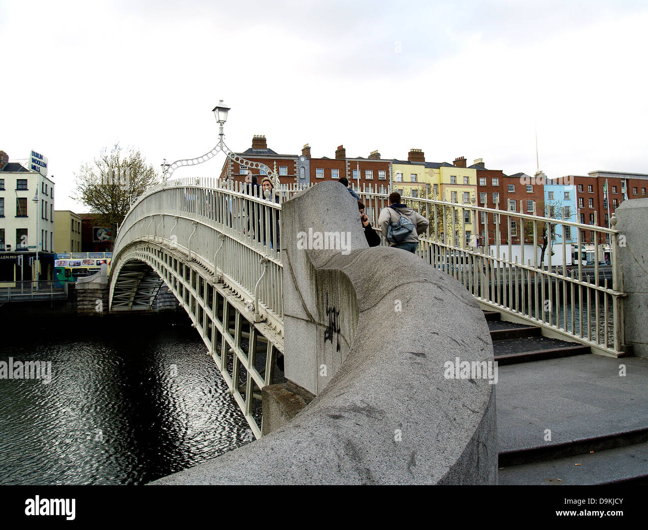 Hapenny bridge over liffey river hi-res stock photography and images ...