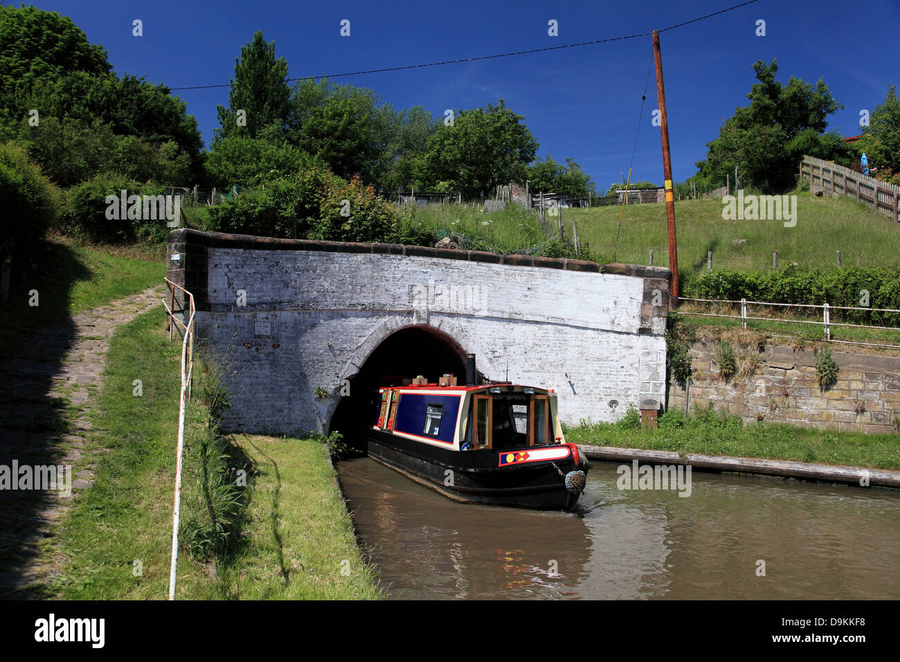 A narrowboat emerging from the Eastern portal of Barnton Tunnel on the