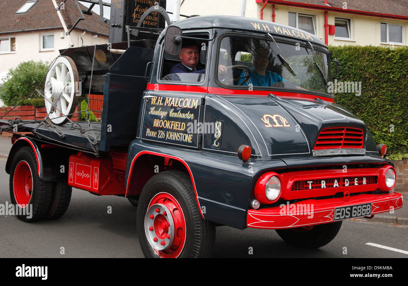VINTAGE LORRY CARRYING THE OLDEST FIRE ENGINE IN THE UK IN LILIAS DAY PARADE IN KILBARCHAN.  RENFREWSHIRE.  SCOTLAND.  UK Stock Photo