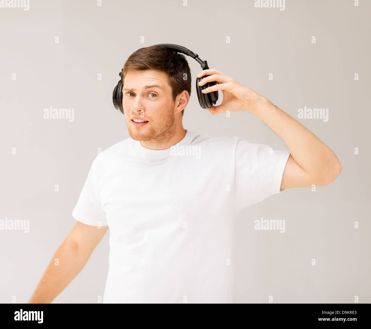 громкая музыка в наушниках. подросток в наушниках. человек в наушниках от шума. громкая музыка в наушниках. громкий звук в наушниках.