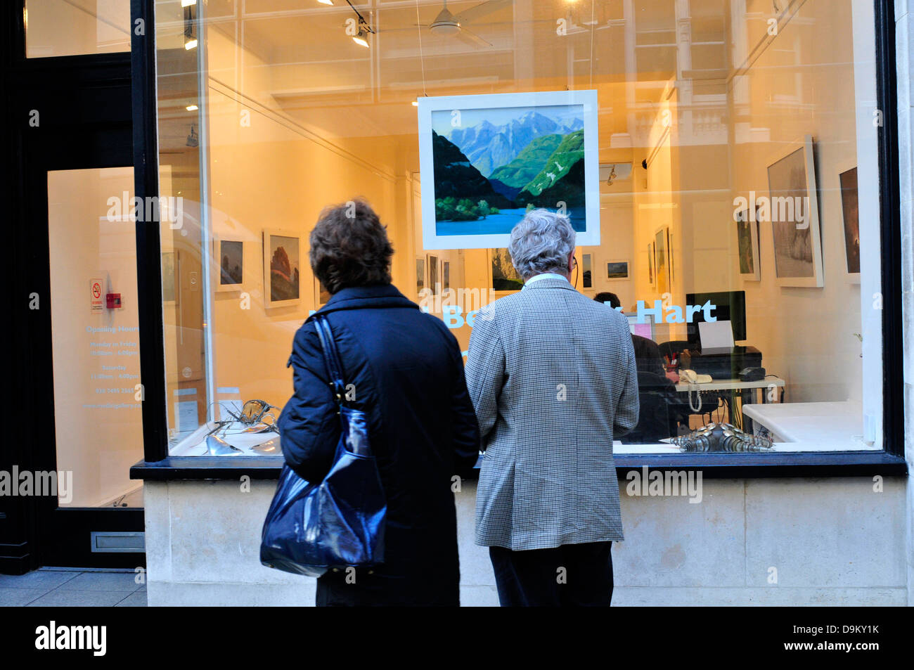 Elderly people art gallery hi-res stock photography and images - Alamy