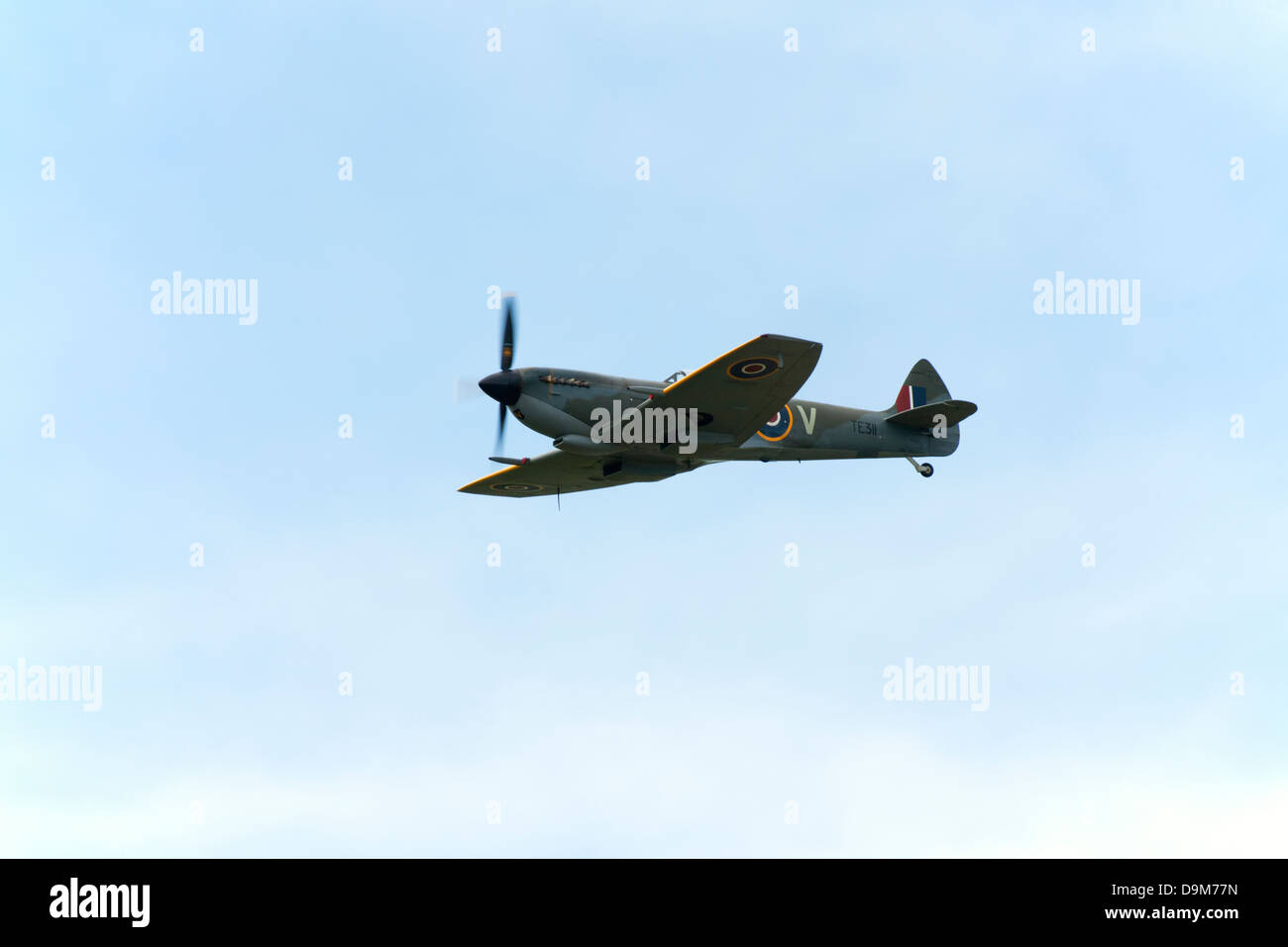 Vickers Supermarine LX VIVE Spitfire TE311 4-DV in flight over Wickenby Airfield Stock Photo