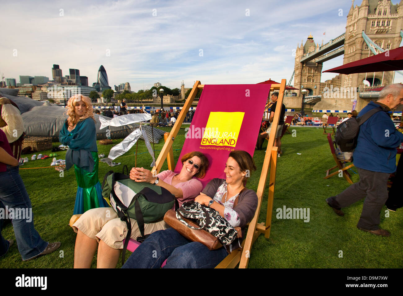 2 girls laughing on giant deckchair promoting England, Thames Festival 08 Stock Photo
