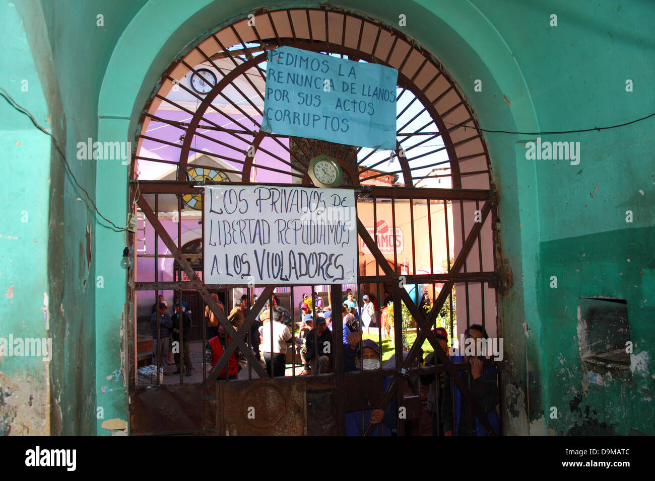 La  Paz, Bolivia. 22nd June 2013. Posters on the main gate the prison demand the resignation of the head of the prison service Ramiro Llanos for supposed acts of corruption (top) and announce that the inmates repudiate rapists (bottom). Bolivian authorities recently announced that plans to close the prison would be brought forward to July 18th after allegations that a 12 year old girl who has no choice but to live in the prison became pregnant after being repeatedly raped by her father and other male relatives who are inmates.... (....cont in description) Stock Photo