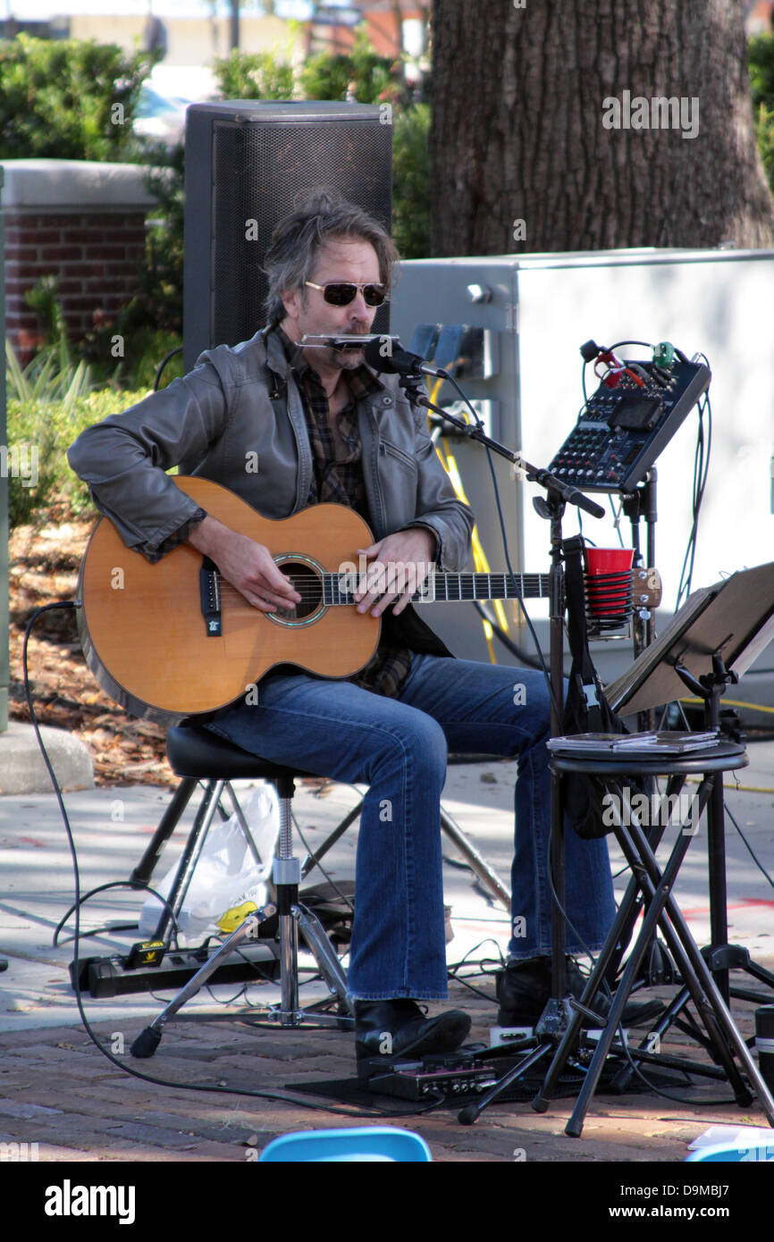 Playing guitar and harmonica hires stock photography and images Alamy