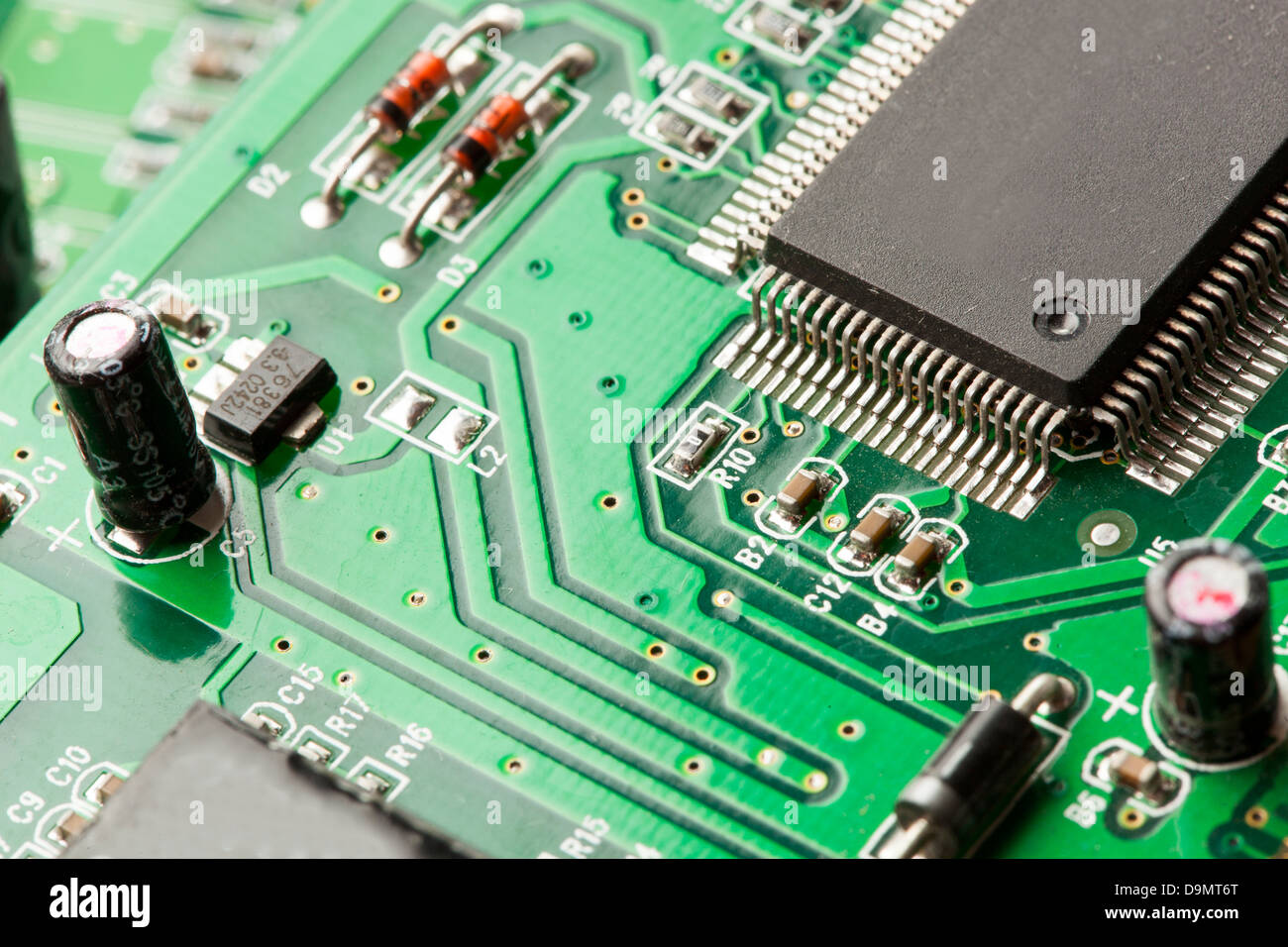 Там среди коробочек микросхем проводов. Микросхемы с проводами. Монтажная электрическая плата. Транзистор на плате фото. Микросхема на проводах.
