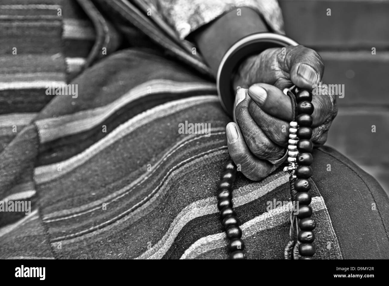 old-woman-and-rosary-in-hand-black-and-white-stock-photos-images-alamy