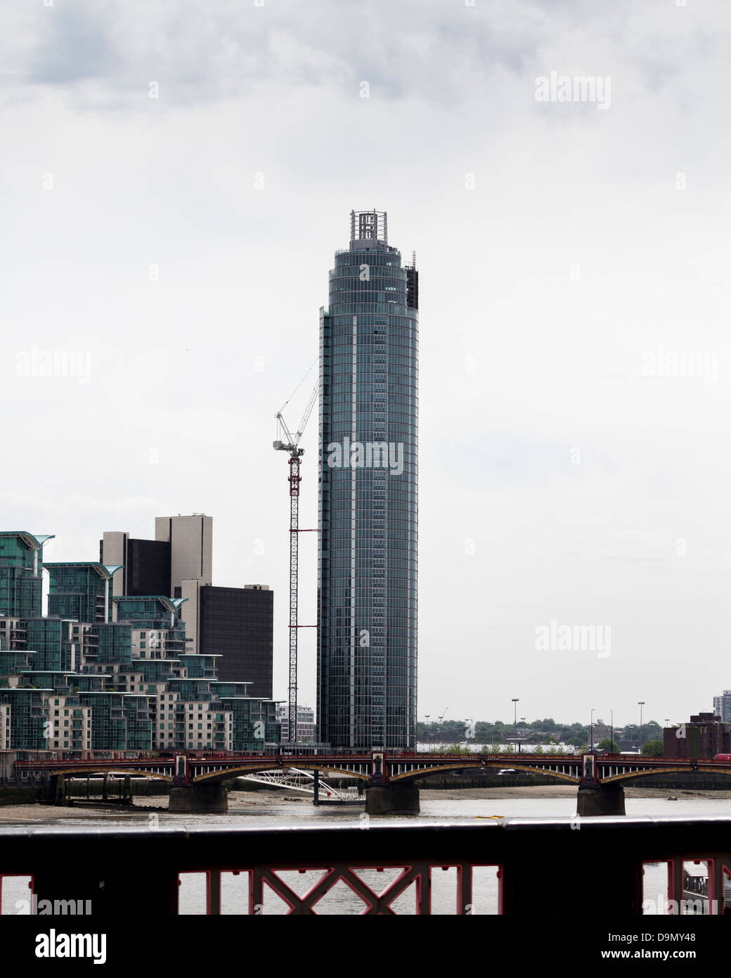 St George Wharf Tower, Vauxhall, London, UK. Residential tower designed by Broadway Malyan under construction. Stock Photo