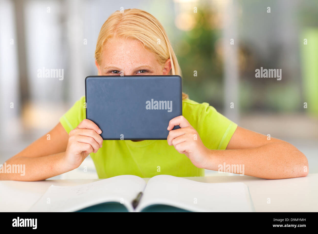 Pre teen girl computer hi-res stock photography and images - Alamy