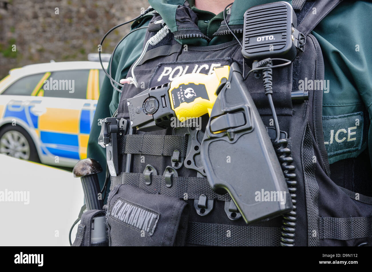 PSNI Police ARV armed response officer wearing a Taser X26 Stock Photo