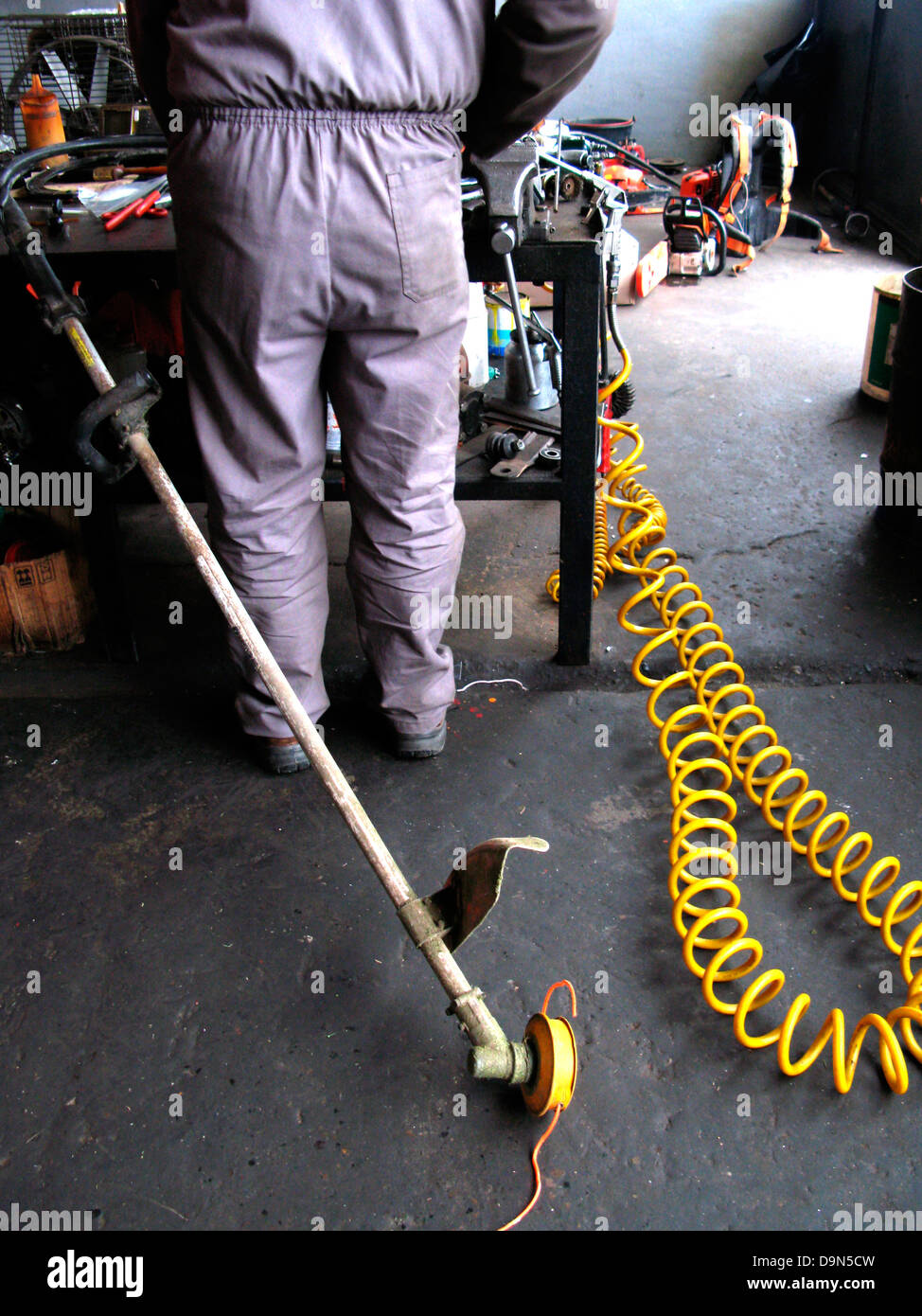 Mechanic in a garage hi-res stock photography and images - Alamy