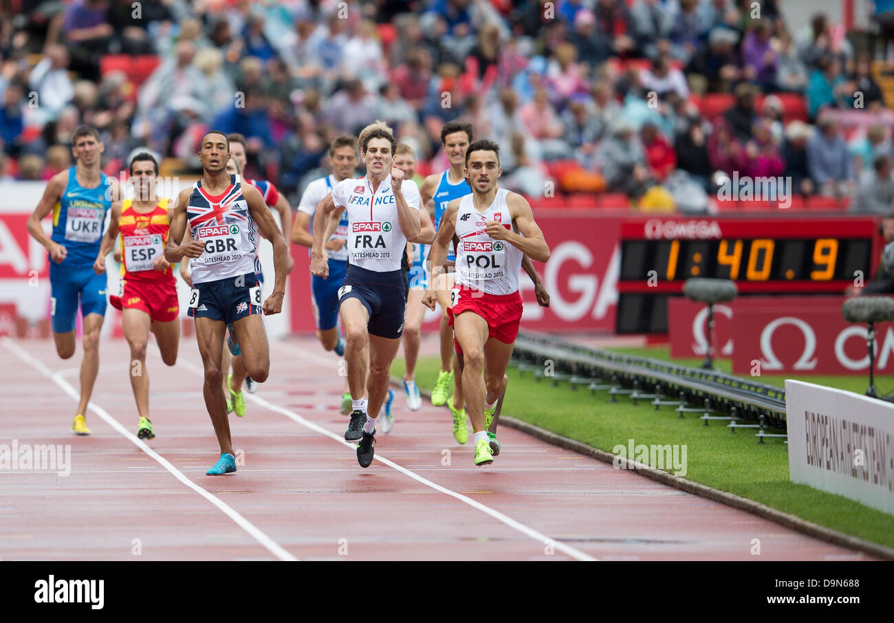 23.06.2013 Gateshead, England.  Andrew Osagie (GBR) battles with Pierre-Ambroise Bosse (FRA) and Adam Kszczot (POL) in the home straight of the Men's 800m, during the European Athletics Team Championships from the Gateshead International Stadium.  Kszczot from Poland held off the field to take the victory. Stock Photo