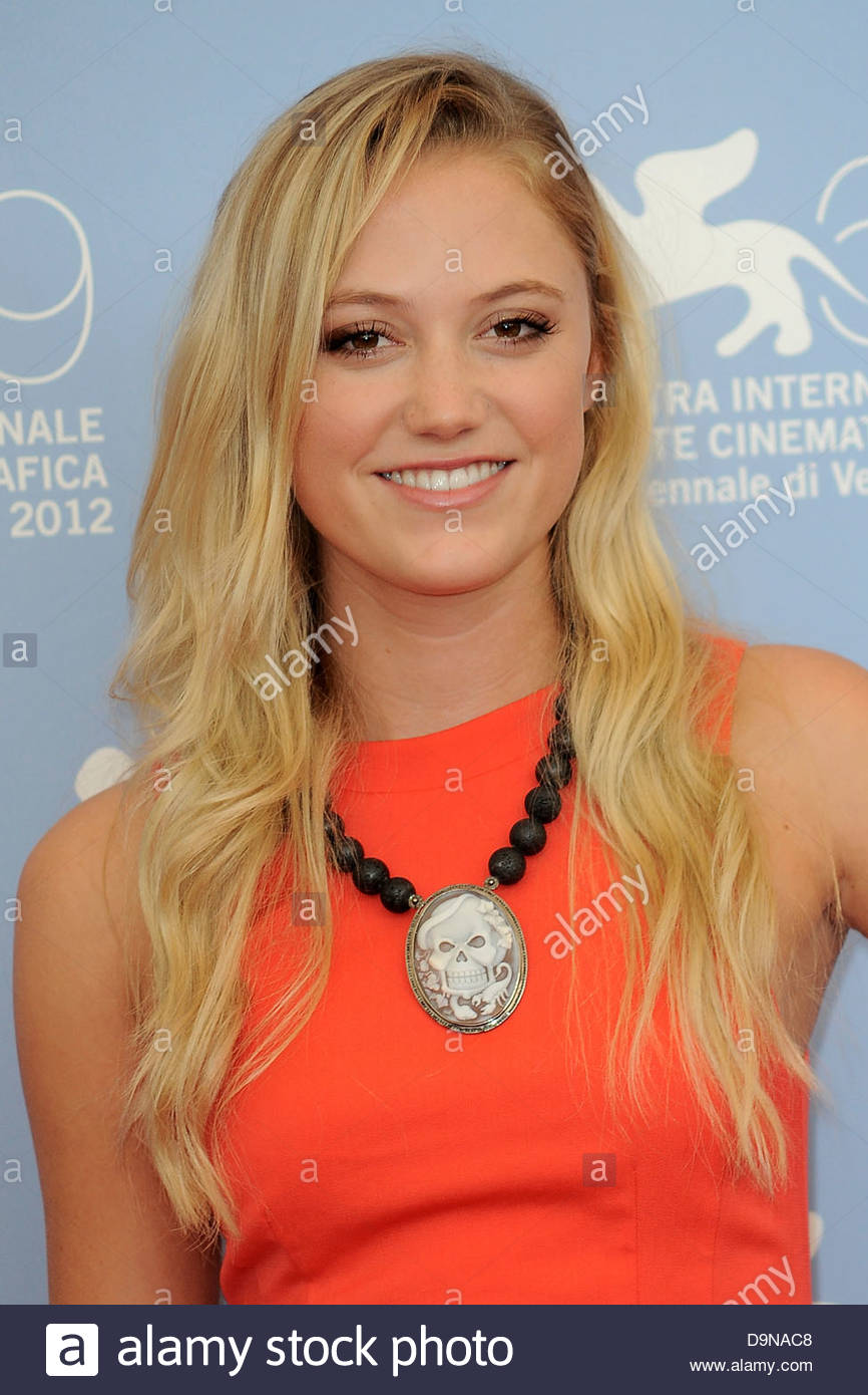 Maika Monroe High Resolution Stock Photography and Images - Alamy