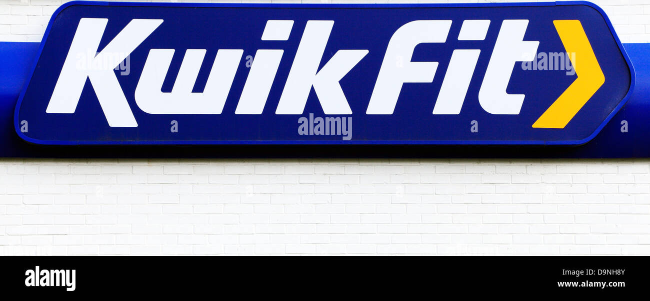 Kwik fit Reifen Reifen und Auspuff Mitte Zentrum Kette Autos Wartung Shop Autoreifen  Reifen uk Monteur Monteure Stockfotografie - Alamy