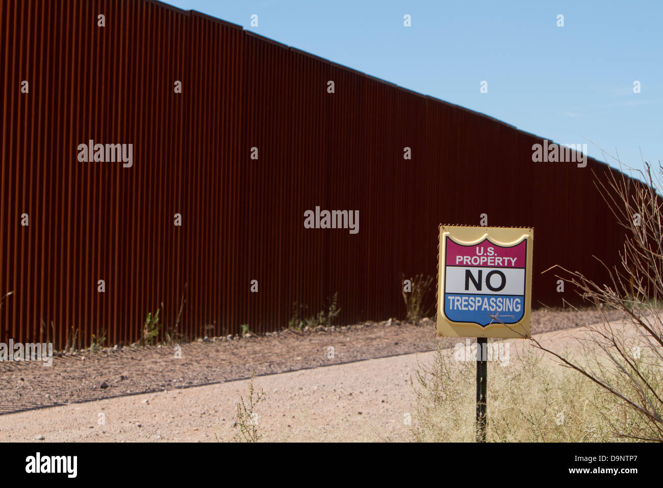 US property sign at US Mexico border fence Stock Photo - Alamy