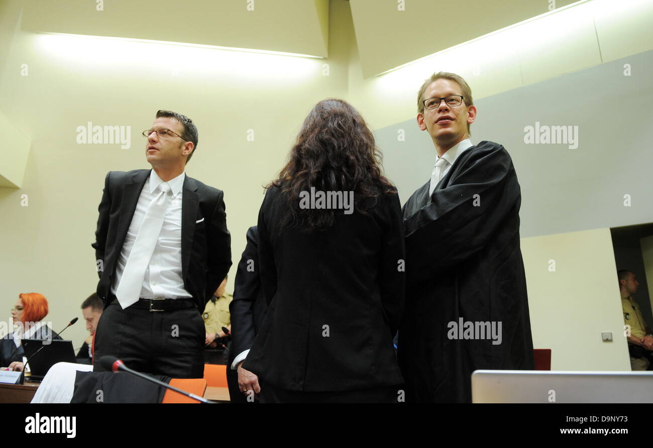 The defendant Beate Zschaepe (C) stands between her lawyers Wolfgang Heer (R) and Wolfgang Stahl inside the court room in Munich, Germany, 24 June 2013. The trial of the murders and terror attacks of German terror cell 'National Socialist Underground' (NSU) continues at the Higher Regional Court in Munich. The court has called witnesses. Photo: Tobias Hase Stock Photo