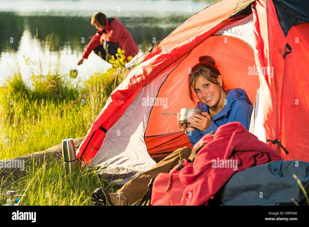 Русское в палатке на природе. Девушка в палатке. Кемпинг девушки. Девушки в палаточном лагере. Девочки подростки в палатке.